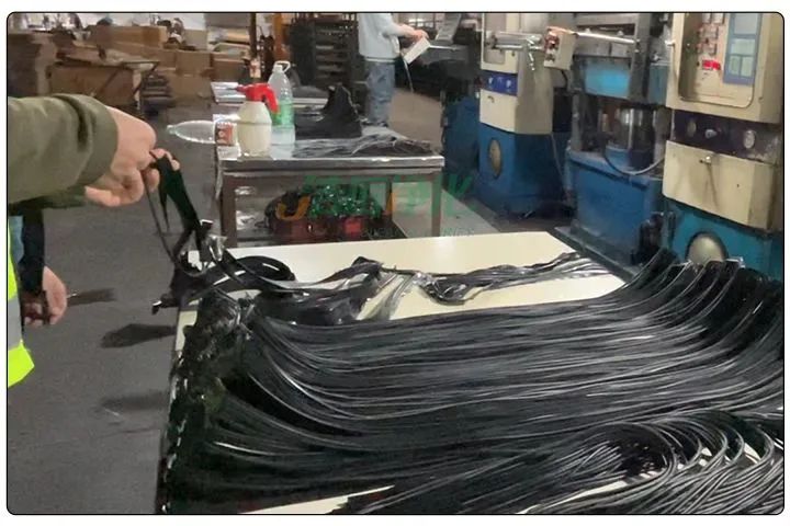 橡膠配件加工廠(chǎng)氣味難聞，傷害人體；廢氣除臭用Dejing的凈?！.jpg